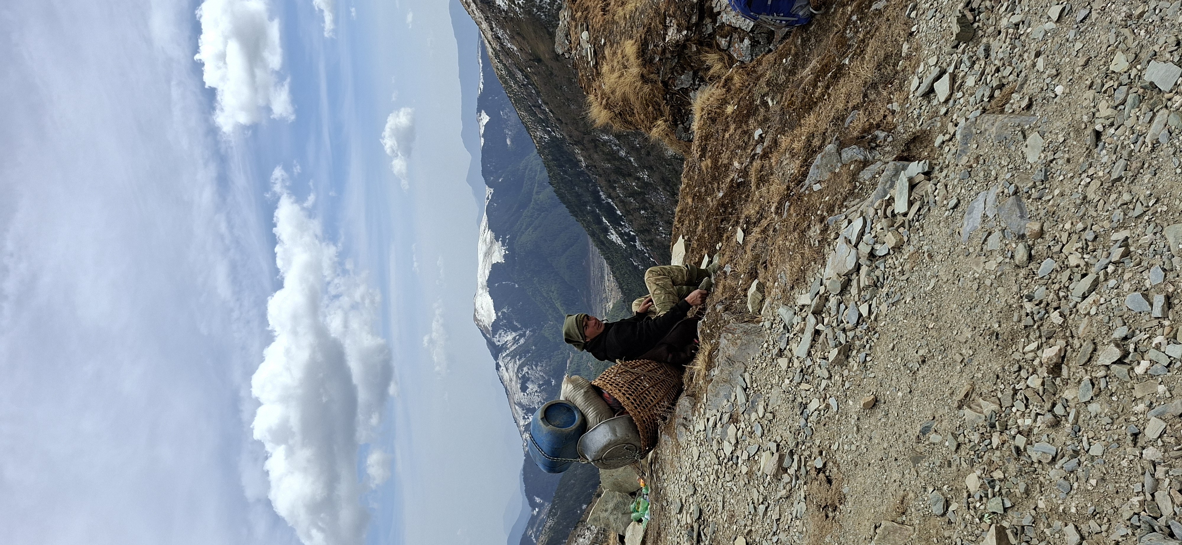 Los sherpas  acarrean cargas solo accesibles a metahombres